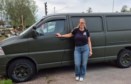 Kristina Leivik från Skicka Vidare Till Ukraina framför en typisk "Fältambulans" som ska levereras till Ukraina.